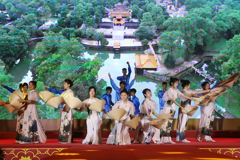 Đặc sắc chương trình văn nghệ “Sức sống trẻ” và trình diễn áo dài