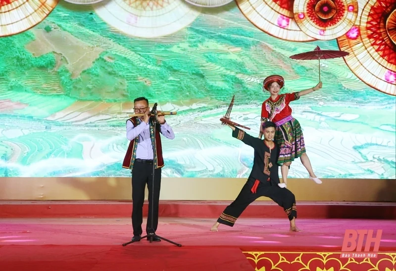 Đặc sắc chương trình văn nghệ “Sức sống trẻ” và trình diễn áo dài