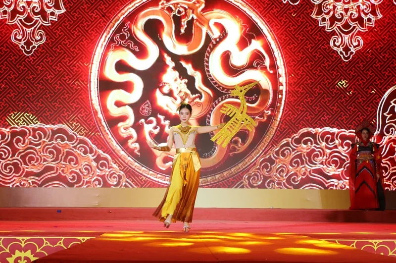 Đặc sắc chương trình văn nghệ “Sức sống trẻ” và trình diễn áo dài
