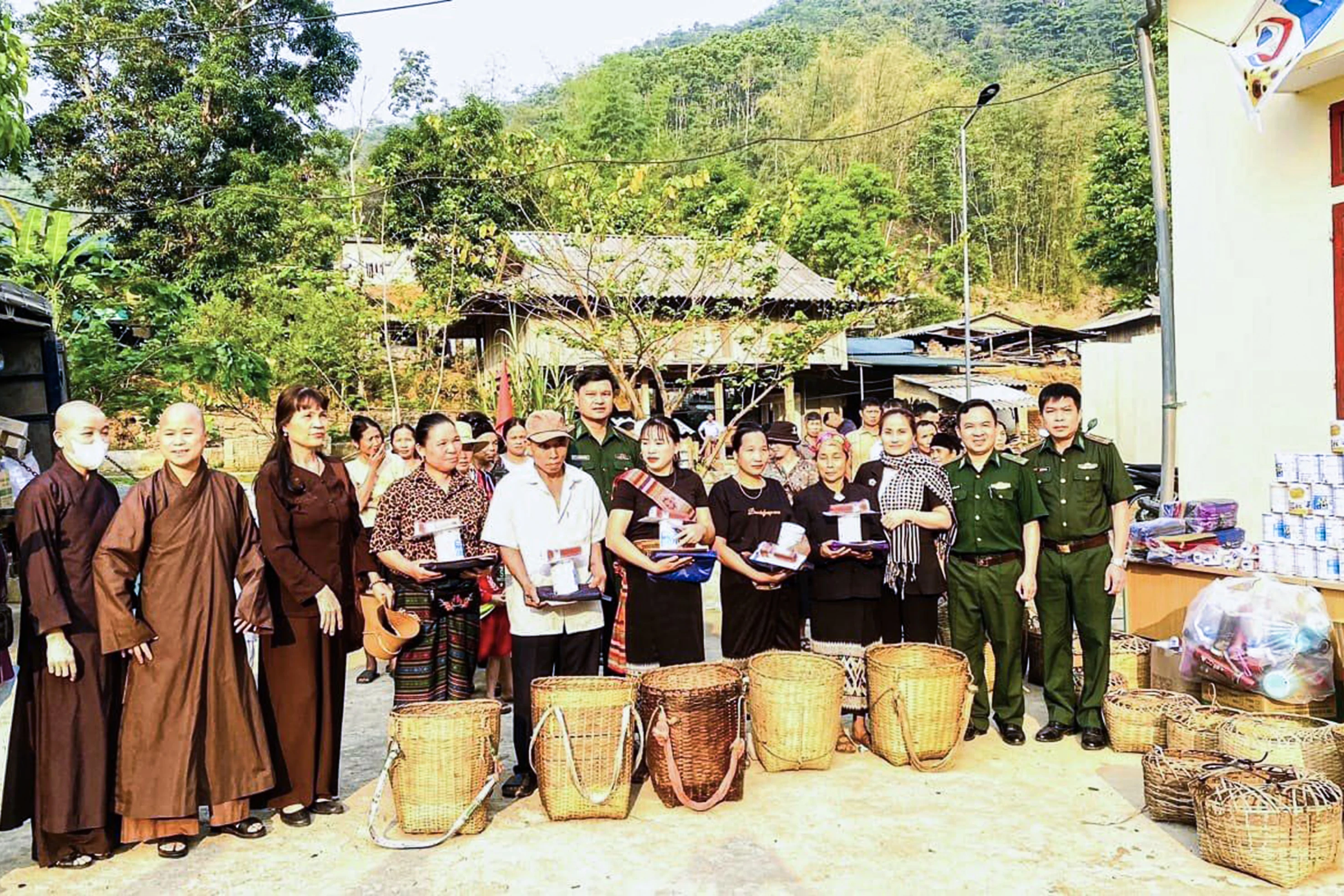 Nhiều hoạt động ý nghĩa, thiết thực kỷ niệm 49 năm ngày Giải phóng miền Nam (30/4) và 70 năm Chiến thắng Điện Biên Phủ