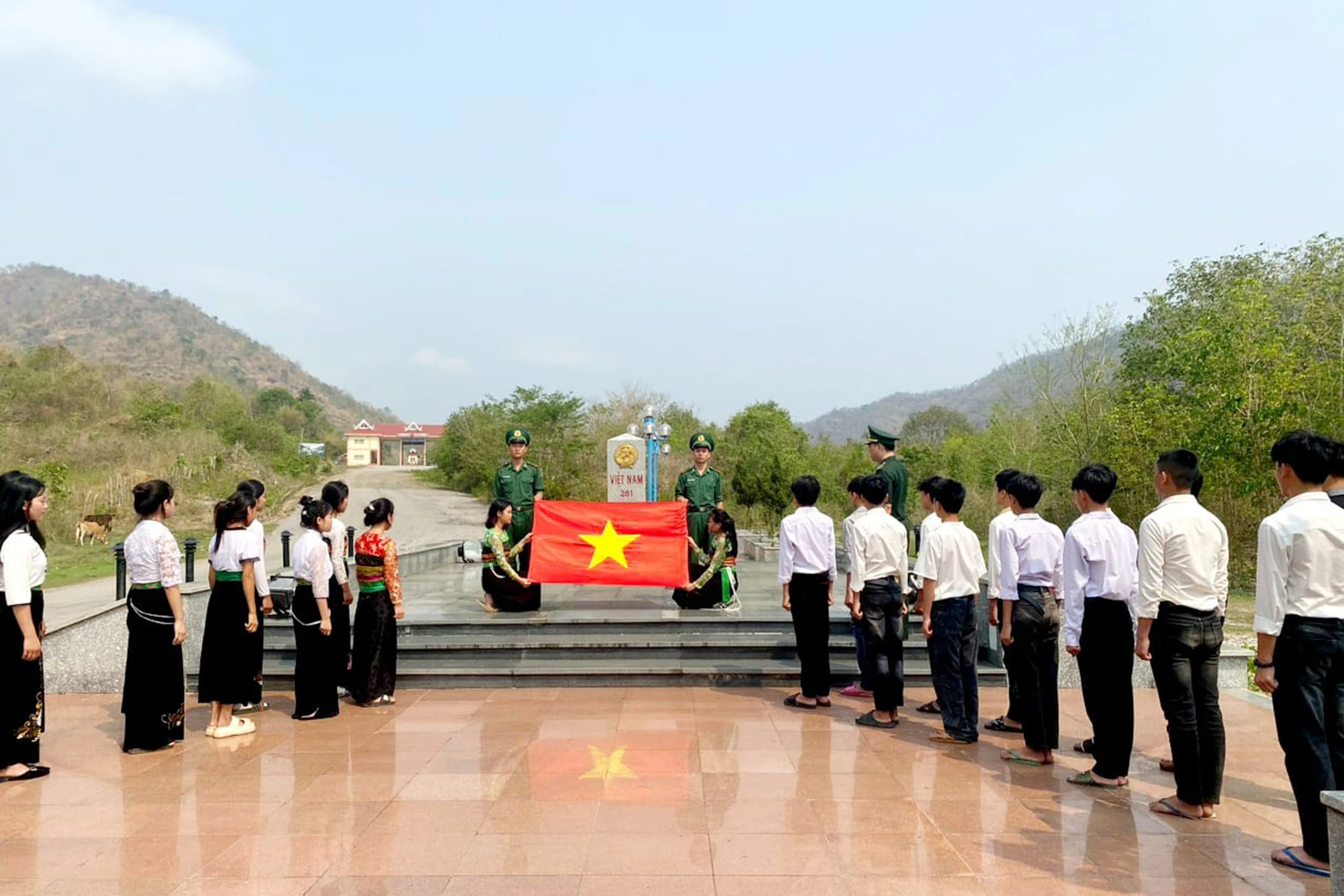 Nhiều hoạt động ý nghĩa, thiết thực kỷ niệm 49 năm ngày Giải phóng miền Nam (30/4) và 70 năm Chiến thắng Điện Biên Phủ