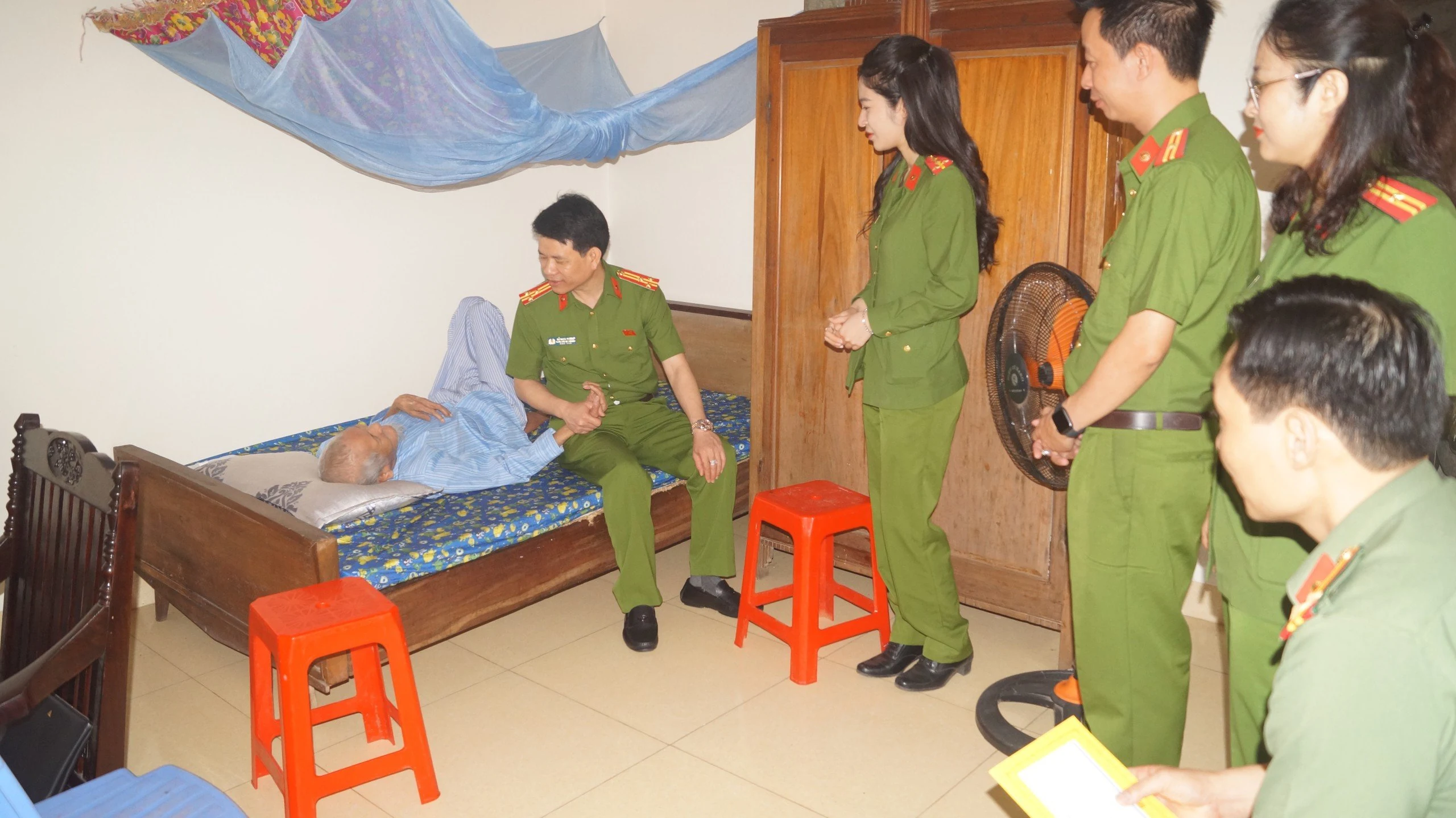 Công an TP Thanh Hóa thăm, tặng quà tri ân các chiến sĩ tham gia chiến dịch Điện Biên Phủ
