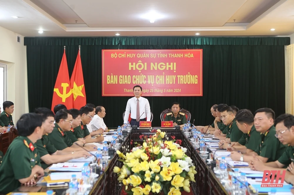 Bàn giao chức vụ Chỉ huy trưởng Bộ Chỉ huy Quân sự tỉnh Thanh Hóa