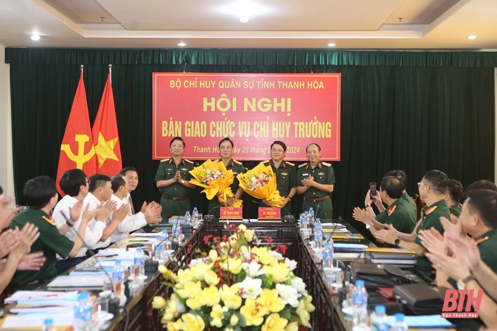 Bàn giao chức vụ Chỉ huy trưởng Bộ Chỉ huy Quân sự tỉnh Thanh Hóa