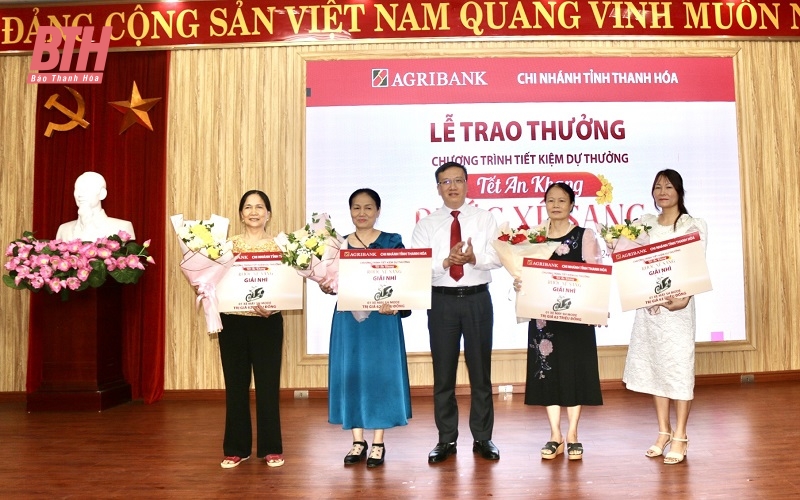 Agribank Thanh Hóa trao thưởng chương trình tiết kiệm dự thưởng “Tết an khang - Rước xế sang”