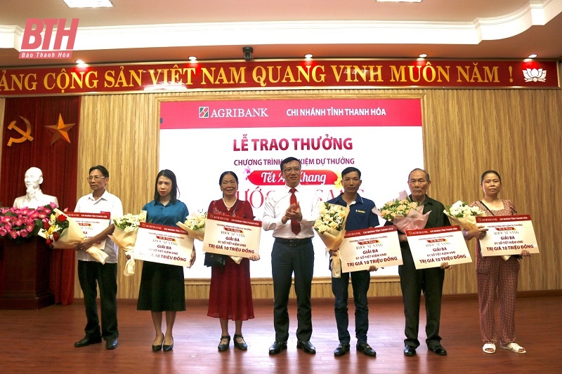 Agribank Thanh Hóa trao thưởng chương trình tiết kiệm dự thưởng “Tết an khang - Rước xế sang”