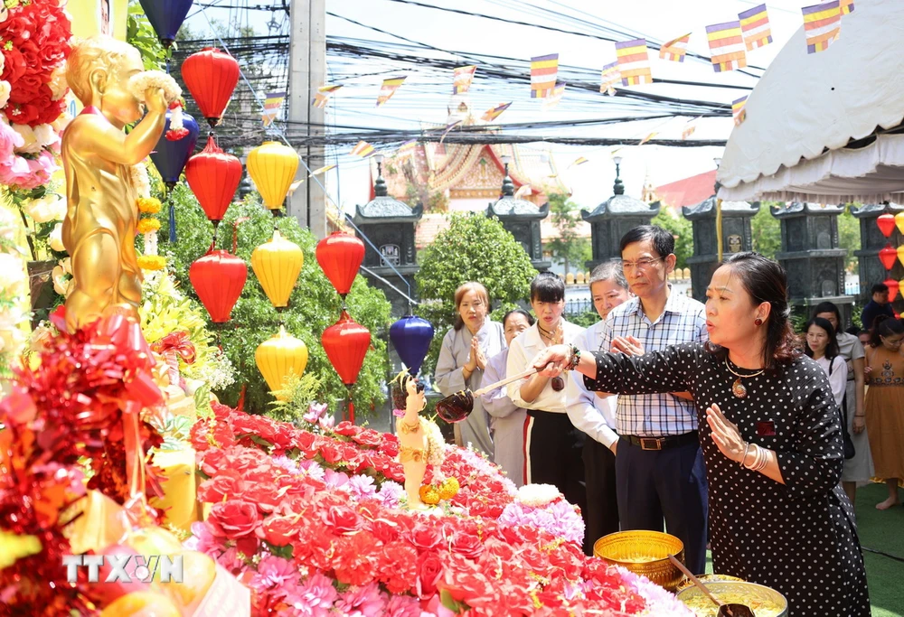 Đông đảo cộng đồng người Việt tại Lào dự Đại lễ Phật đản Phật lịch 2568