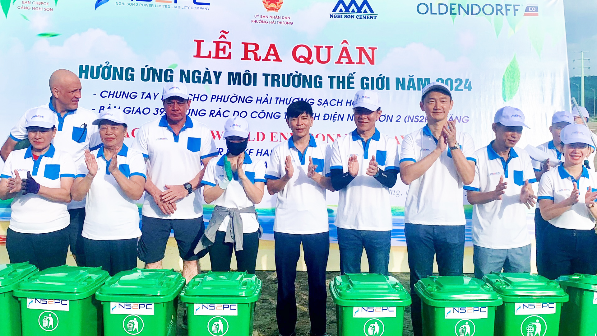 Nghi Sơn: Trao gần 400 thùng đựng rác nhằm bảo vệ môi trường