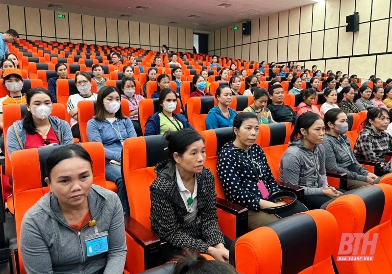 Phó Chủ tịch Tổng LĐLĐ Việt Nam Ngọ Duy Hiểu thăm, tặng quà công nhân lao động Công ty TNHH Giầy Annora Việt Nam