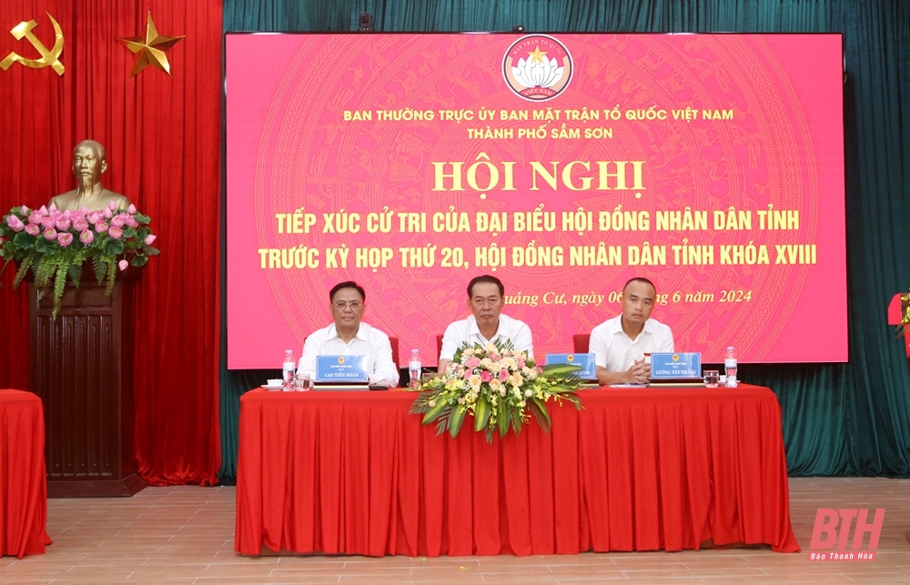 Phó Bí thư Tỉnh ủy Trịnh Tuấn Sinh cùng các đại biểu HĐND tỉnh tiếp xúc cử tri TP Sầm Sơn