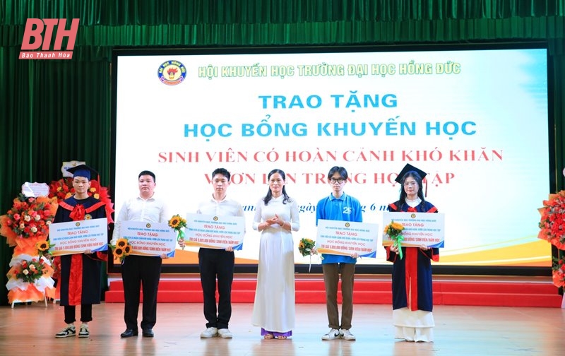 Trường Đại học Hồng Đức trao bằng tốt nghiệp năm 2024