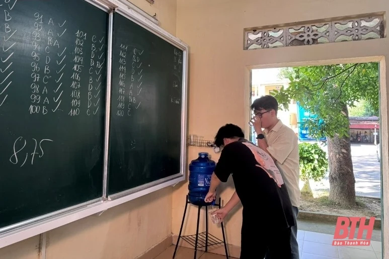 Sĩ tử căng mình ôn thi trong nắng nóng