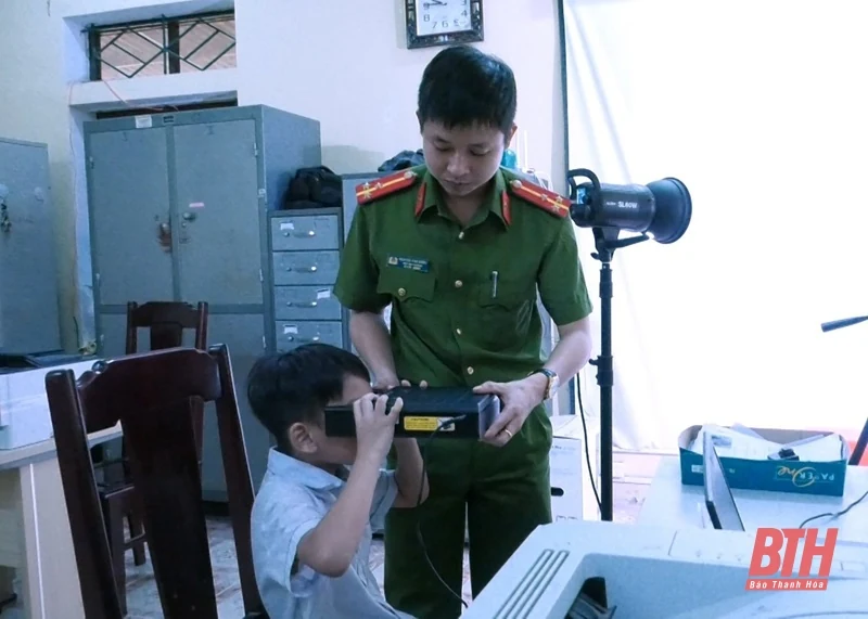 Công dân “nhí” háo hức đi làm thẻ căn cước