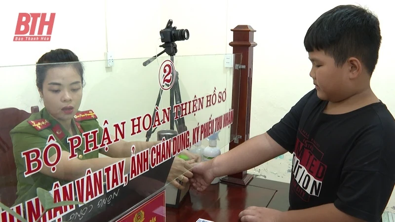 Công dân “nhí” háo hức đi làm thẻ căn cước