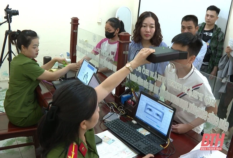 Công dân “nhí” háo hức đi làm thẻ căn cước