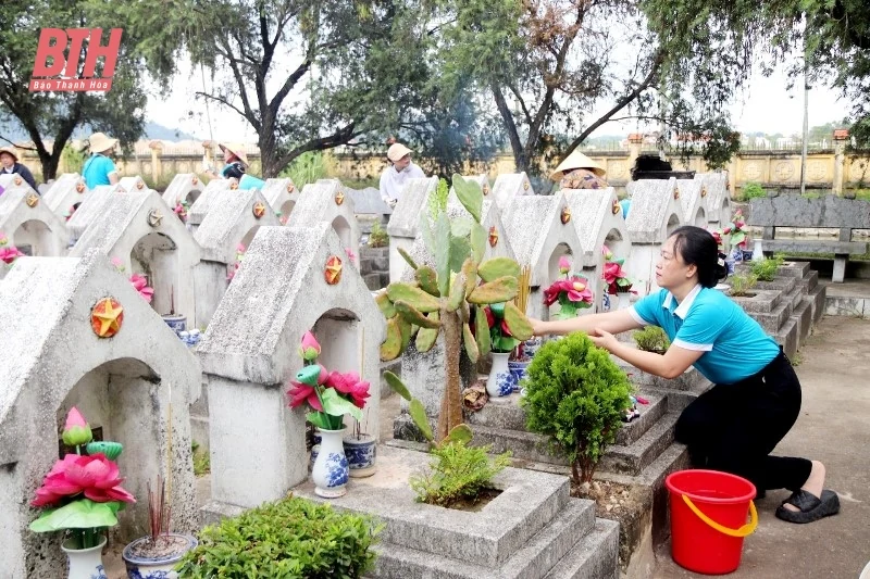 Hơn 200 cán bộ, hội viên phụ nữ dọn vệ sinh và chăm sóc các phần mộ tại Nghĩa trang liệt sĩ Hàm Rồng