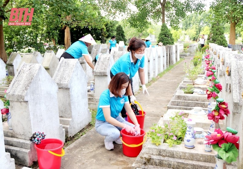 Hơn 200 cán bộ, hội viên phụ nữ dọn vệ sinh và chăm sóc các phần mộ tại Nghĩa trang liệt sĩ Hàm Rồng