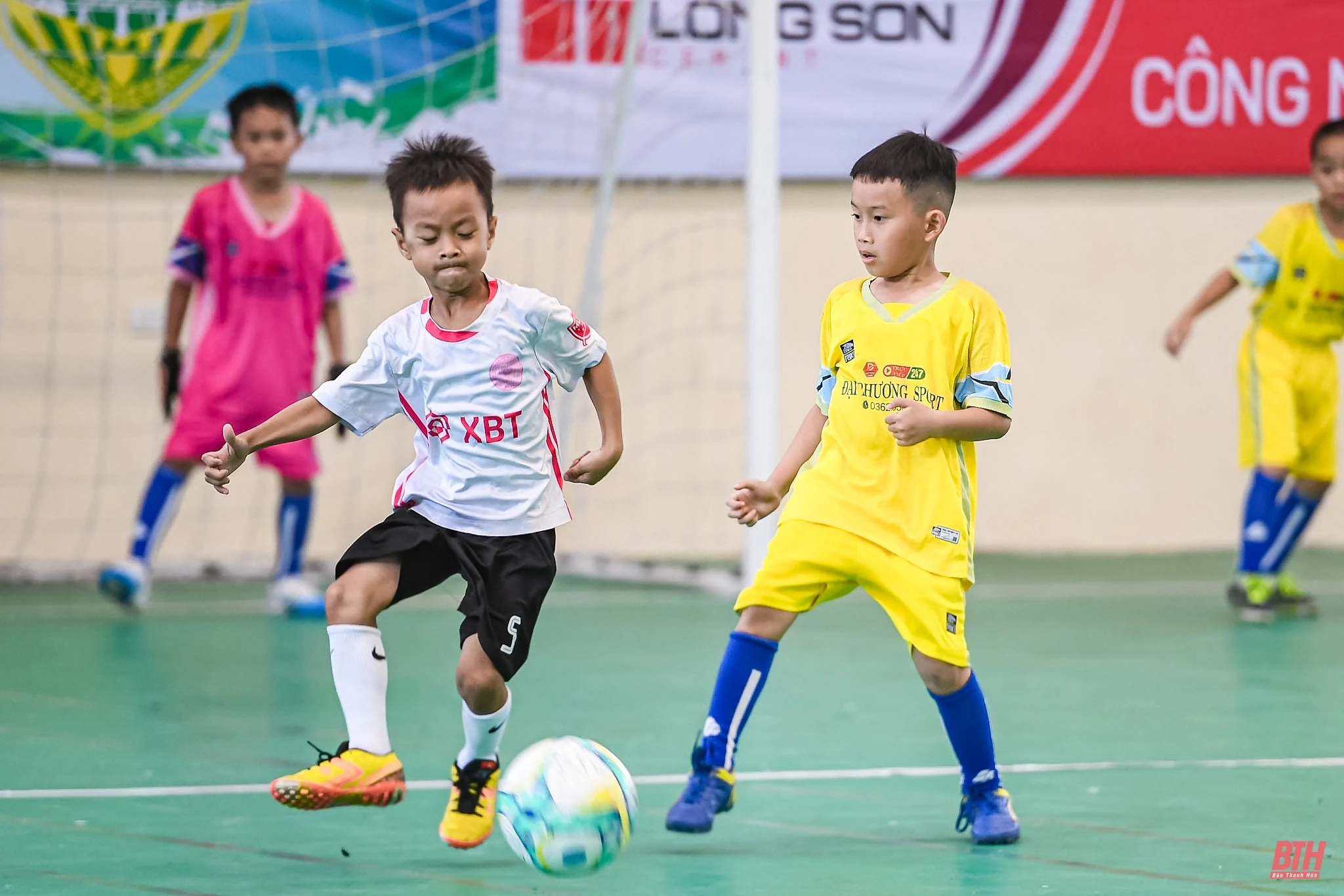 Xác định những đội bóng đầu tiên vượt qua vòng bảng: Ấn tượng màn lội ngược dòng của Thanh Thái Thiệu Hoá