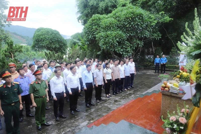 Phó Chủ tịch Thường trực UBND tỉnh viếng các Anh hùng liệt sĩ và thăm, tặng quà gia đình chính sách tại huyện Lang Chánh