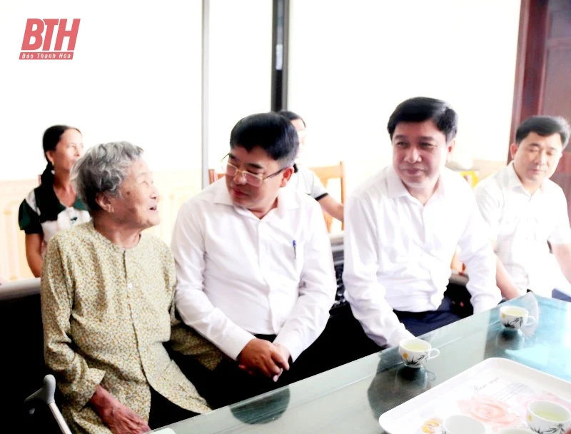 Đoàn đại biểu tỉnh viếng nghĩa trang liệt sĩ; thăm, tặng quà gia đình chính sách tại huyện Yên Định