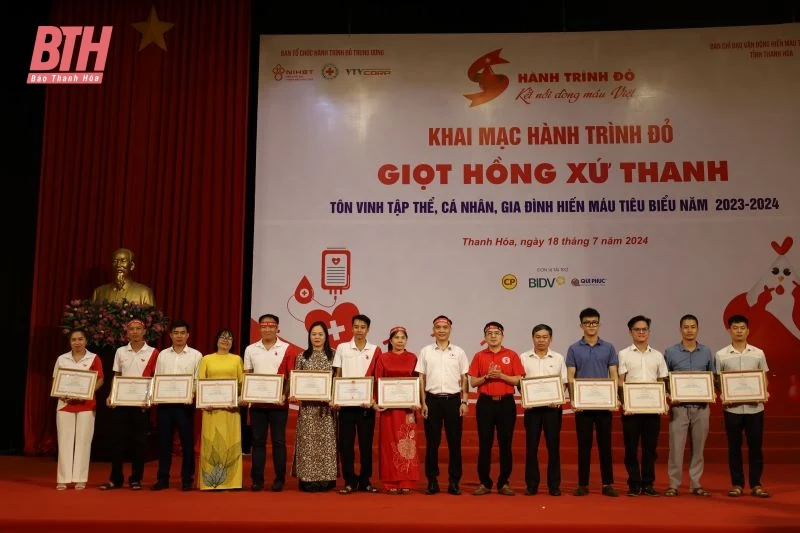 Khai mạc “Hành trình đỏ - Kết nối dòng máu Việt” lần thứ XII
