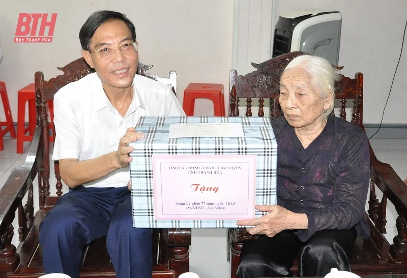 Đoàn đại biểu tỉnh dâng hương khu di tích; thăm hỏi, tặng quà các gia đình chính sách huyện Đông Sơn