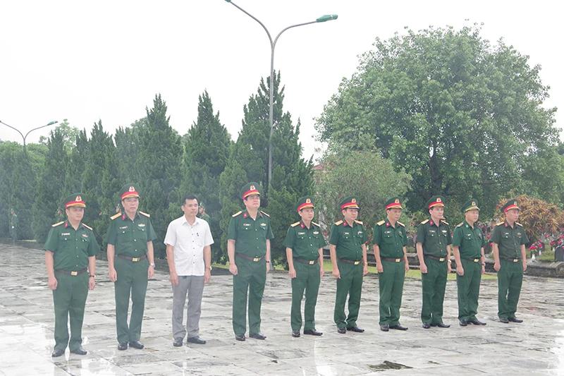 Đoàn công tác Quân khu 4 dâng hoa, dâng hương tưởng niệm liệt sĩ và thăm, tặng quà các thương binh, bệnh binh 