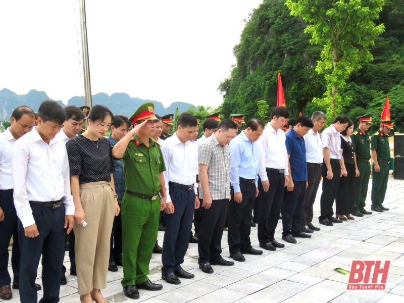 Trưởng Ban Tổ chức Tỉnh ủy Nguyễn Văn Hùng viếng nghĩa trang liệt sĩ và thăm, tặng quà gia đình chính sách huyện Cẩm Thủy