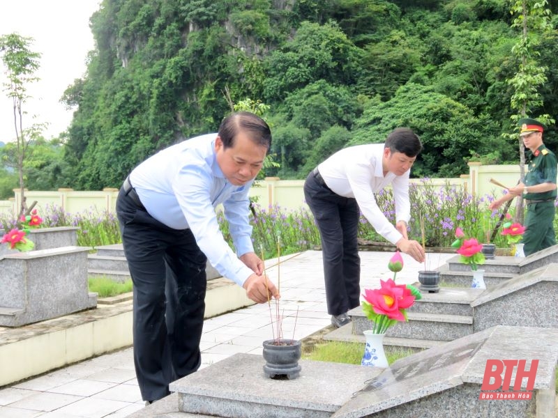 Trưởng Ban Tổ chức Tỉnh ủy Nguyễn Văn Hùng viếng nghĩa trang liệt sĩ và thăm, tặng quà gia đình chính sách huyện Cẩm Thủy