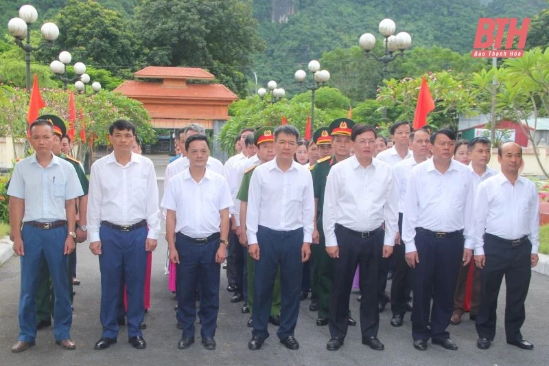 Phó Chủ tịch UBND tỉnh Mai Xuân Liêm dâng hương các Anh hùng liệt sĩ và thăm gia đình chính sách huyện Ngọc Lặc