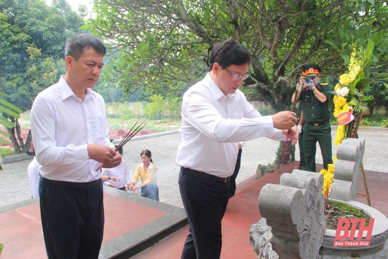 Phó Chủ tịch UBND tỉnh Mai Xuân Liêm dâng hương các Anh hùng liệt sĩ và thăm gia đình chính sách huyện Ngọc Lặc