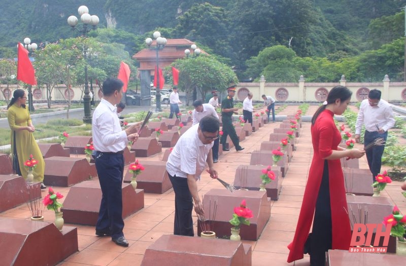 Phó Chủ tịch UBND tỉnh Mai Xuân Liêm dâng hương các Anh hùng liệt sĩ và thăm gia đình chính sách huyện Ngọc Lặc