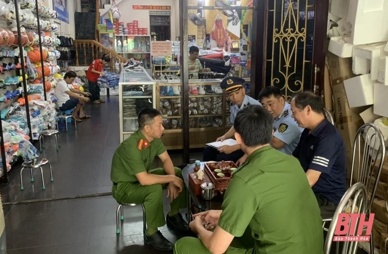 Tạm giữ hàng nghìn trang phục có dấu hiệu giả mạo thương hiệu nổi tiếng