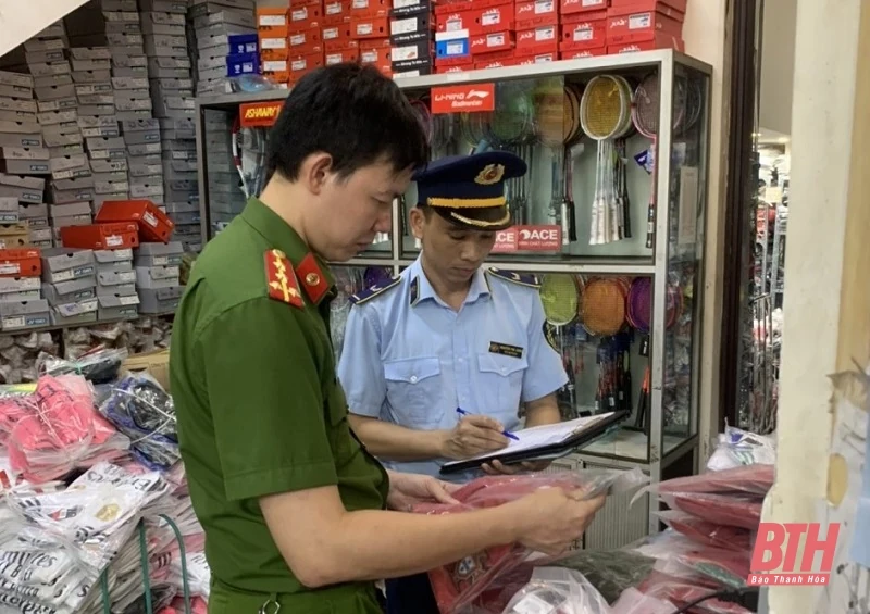 Tạm giữ hàng nghìn trang phục có dấu hiệu giả mạo thương hiệu nổi tiếng