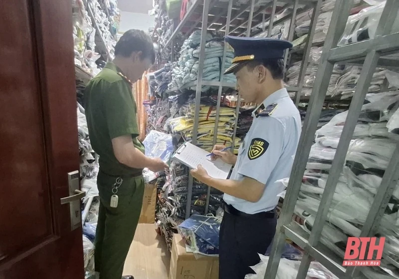 Tạm giữ hàng nghìn trang phục có dấu hiệu giả mạo thương hiệu nổi tiếng