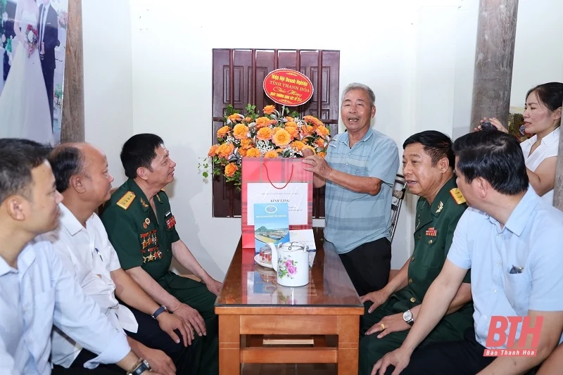 Dâng hương tưởng nhớ cá cược bóng đá m88 Anh hùng liệt sỹ và tri ân cá cược bóng đá m88 doanh nhân cựu chiến binh