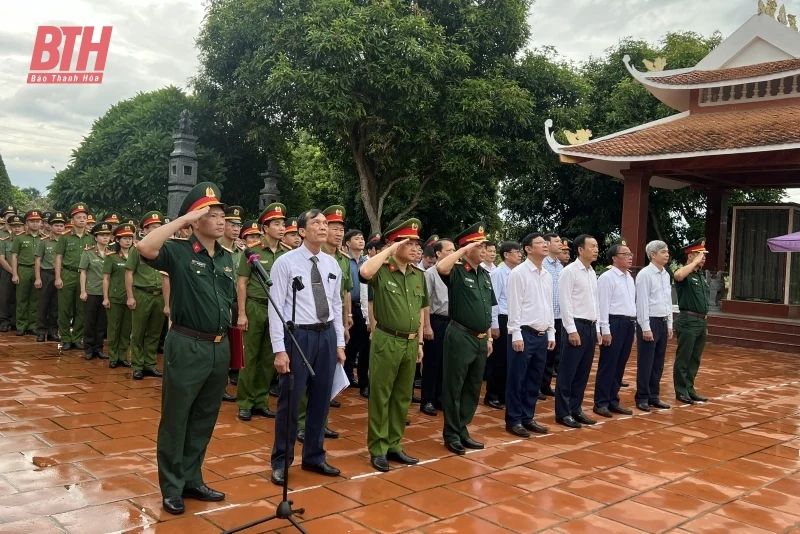 Chủ nhiệm Ủy ban Kiểm tra Tỉnh ủy Lê Quang Hùng viếng nghĩa trang liệt sĩ; thăm, tặng quà gia đình chính sách tại Triệu Sơn và Nông Cống