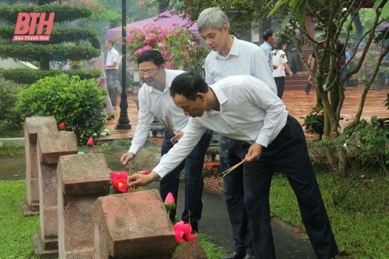Chủ nhiệm Ủy ban Kiểm tra Tỉnh ủy Lê Quang Hùng viếng nghĩa trang liệt sĩ; thăm, tặng quà gia đình chính sách tại Triệu Sơn và Nông Cống