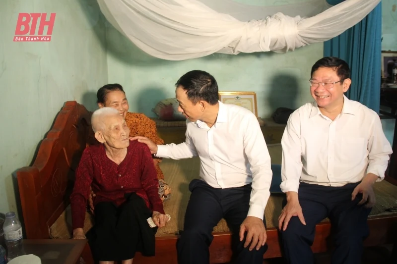 Chủ nhiệm Ủy ban Kiểm tra Tỉnh ủy Lê Quang Hùng viếng nghĩa trang liệt sĩ; thăm, tặng quà gia đình chính sách tại Triệu Sơn và Nông Cống