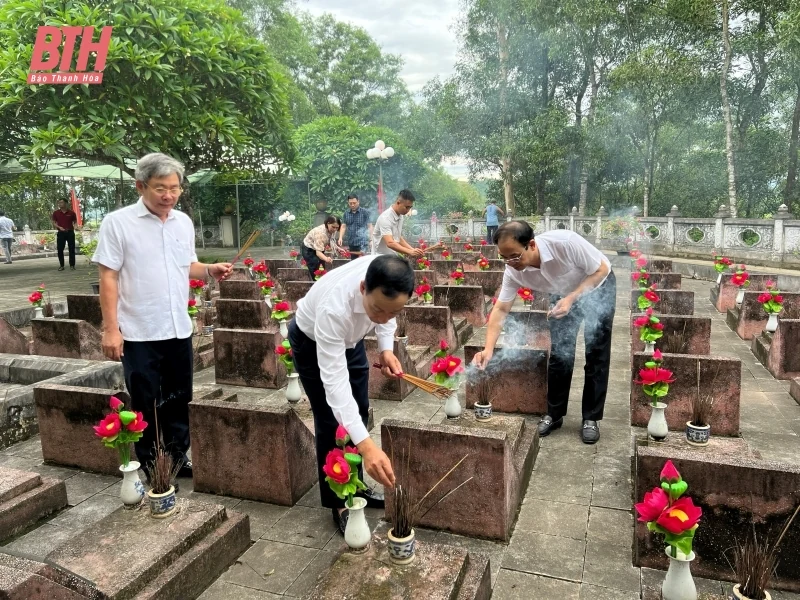 Chủ nhiệm Ủy ban Kiểm tra Tỉnh ủy Lê Quang Hùng viếng nghĩa trang liệt sĩ; thăm, tặng quà gia đình chính sách tại Triệu Sơn và Nông Cống