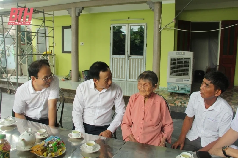 Chủ nhiệm Ủy ban Kiểm tra Tỉnh ủy Lê Quang Hùng viếng nghĩa trang liệt sĩ; thăm, tặng quà gia đình chính sách tại Triệu Sơn và Nông Cống
