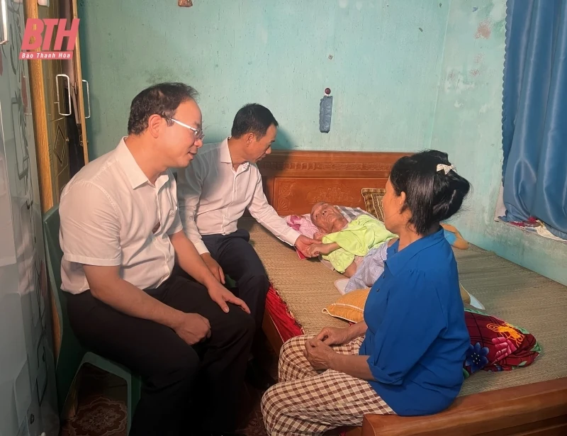 Chủ nhiệm Ủy ban Kiểm tra Tỉnh ủy Lê Quang Hùng viếng nghĩa trang liệt sĩ; thăm, tặng quà gia đình chính sách tại Triệu Sơn và Nông Cống