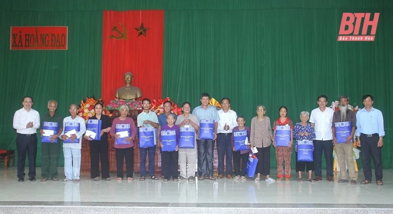 Thăm, tặng quà gia đình chính sách, người có công với cách mạng trên địa bàn xã Hoằng Đạo