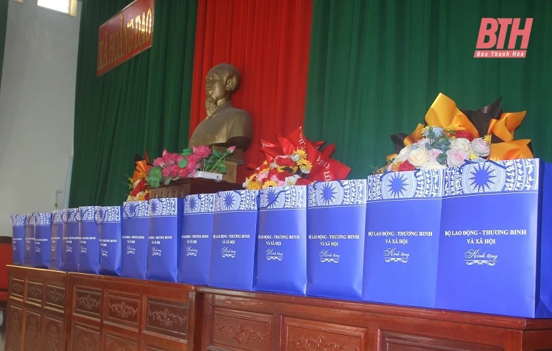 Thăm, tặng quà gia đình chính sách, người có công với cách mạng trên địa bàn xã Hoằng Đạo