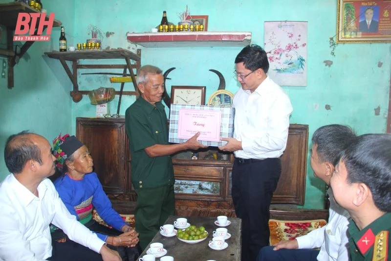 Phó Chủ tịch UBND tỉnh Mai Xuân Liêm dâng hương các Anh hùng liệt sĩ và thăm gia đình chính sách huyện Ngọc Lặc