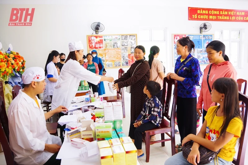 Khám bệnh, cấp phát thuốc cho thương, bệnh binh và Nhân dân khu vực biên giới