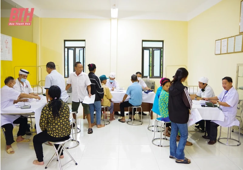 Khám bệnh, cấp phát thuốc cho thương, bệnh binh và Nhân dân khu vực biên giới