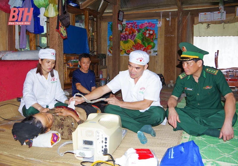 Khám bệnh, cấp phát thuốc cho thương, bệnh binh và Nhân dân khu vực biên giới