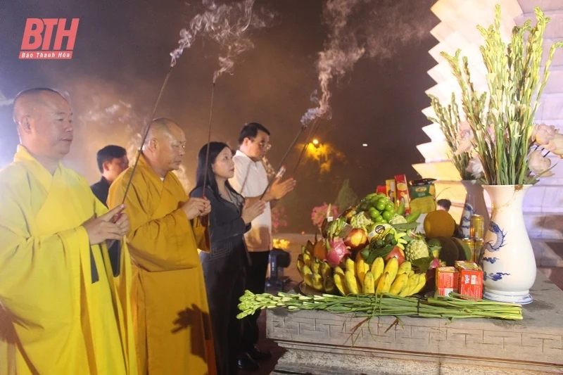 Thắp nến tri ân các anh hùng, liệt sĩ