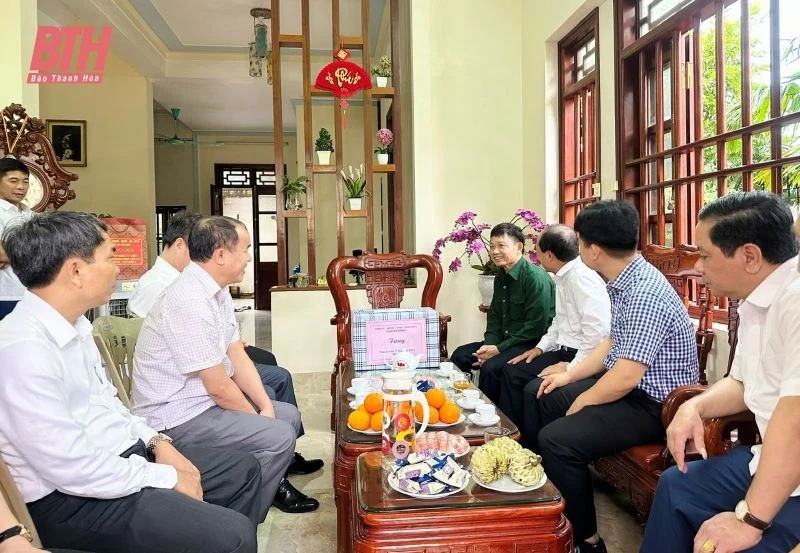 Phó Chủ tịch Thường trực HĐND tỉnh Lê Tiến Lam viếng nghĩa trang liệt sĩ và thăm, tặng quà gia đình chính sách thị xã Bỉm Sơn